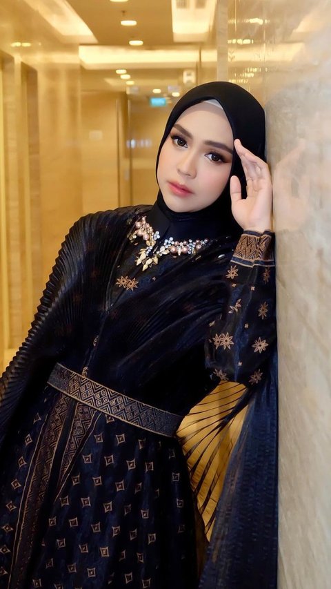 Latest Photoshoot of Ria Ricis After Returning from Hajj, Showing Sad Expression