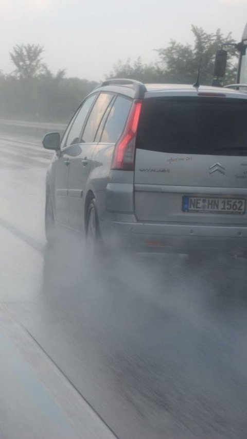 Ini Alasannya, Kerikil yang Menempel di Ban Mobil Bisa Memicu Aquaplaning.