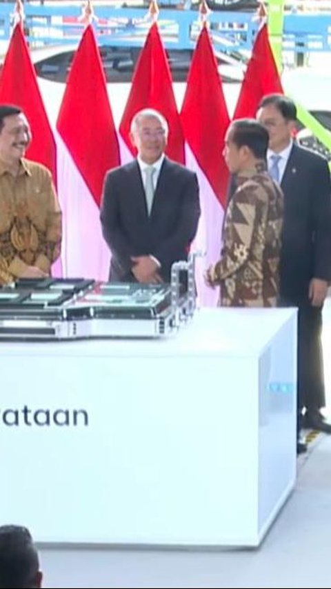 Jokowi Resmikan Pabrik Baterai Mobil Listrik di Karawang