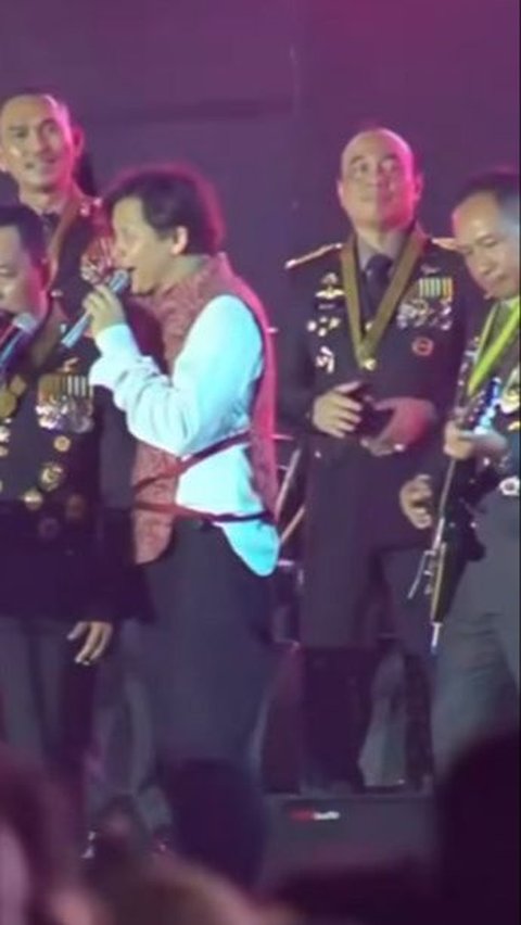 Duet Kapolri-Armand Gigi Getarkan Monas, Dahsyat Petikan Gitar Panglima TNI dan Dewa Budjana