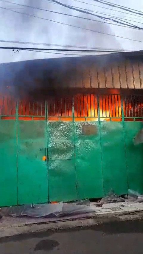 Tragis, Satu Keluarga di Bekasi Tewas Berpelukan dalam Kamar Mandi saat Kebakaran Gudang Perabotan