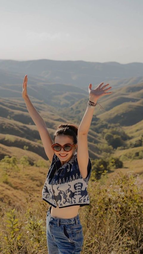 Cantiknya Natural, 8 Foto Raline Shah Ketika Liburan Terlihat Nikmati Keindahan Alam di Sumba!