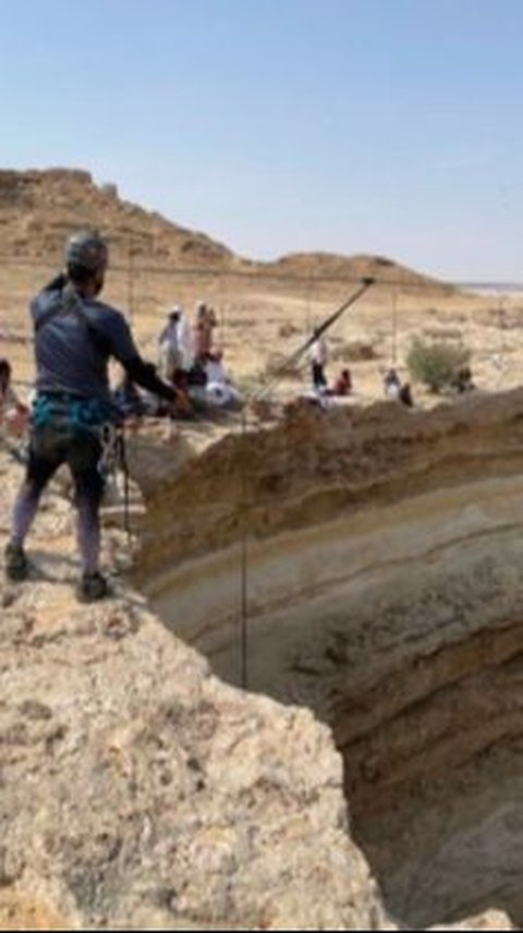 Sneaking a Peek at the Bottom of the 'Well of Hell' in Yemen, Its Contents Are Shocking