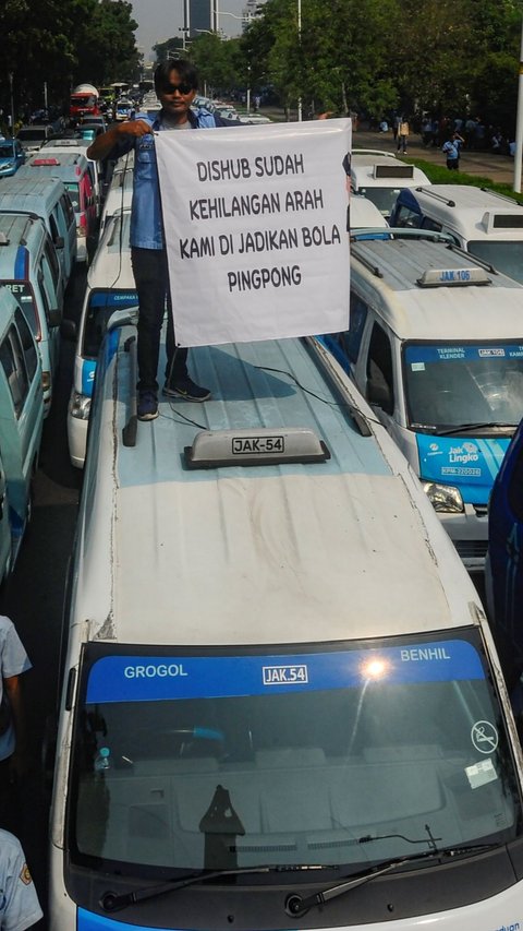 FOTO: Bondong-Bondong Datangi Balai Kota, Ratusan Sopir Angkutan Umum Demo Suarakan Ketidakadilan Manajemen Transjakarta dan Dishub