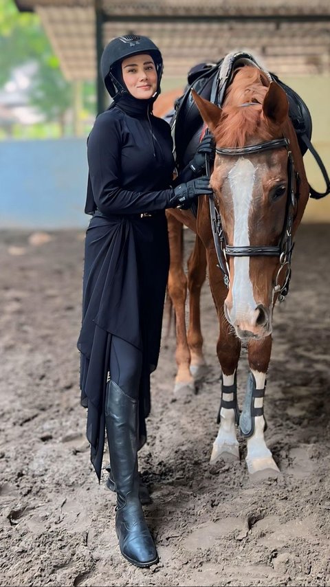 10 Photos of Mulan Jameela's First Horse Riding Practice, Focus on Her Outfit