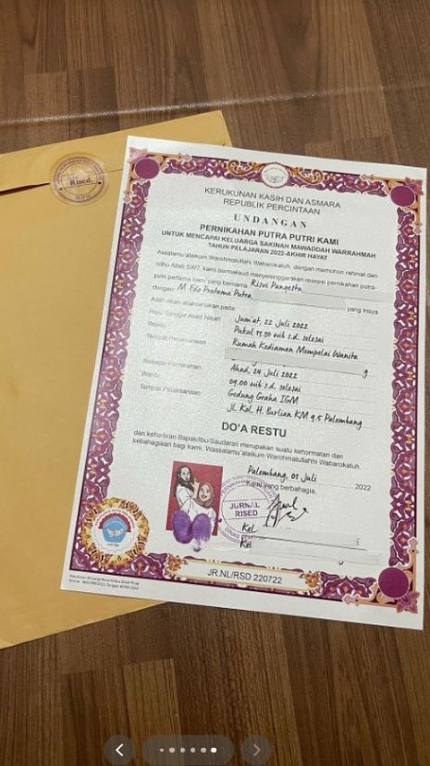 Anti Mainstream! This Wedding Invitation Design Looks Like a Diploma, Complete with a Stamp and Fingerprint