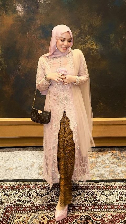 Portrait of Sohwa Halilintar at Her Sister's Wedding, Relaxing While Waiting for a Partner at the Age of 28