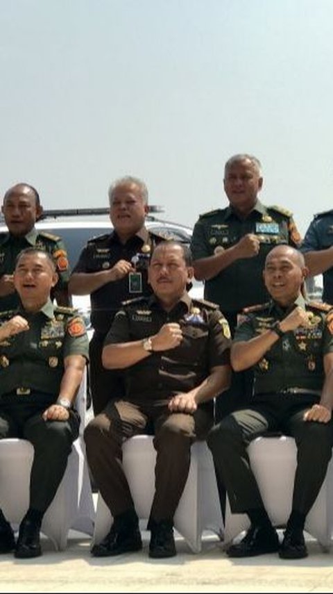 TNI Terima Hibah 2 Mobil Kawal dan 8 Mobil Tahanan dari Kejagung