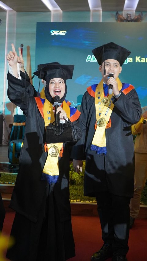 8 Potret Bahagia Chacha Frederica dan Suami saat Momen Wisuda, Sama-sama Lulus Kuliah S2 dari Universitas Diponegoro