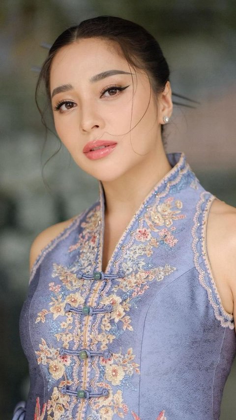 The Charm of Nikita Willy with Fresh Makeup in an Oriental Style