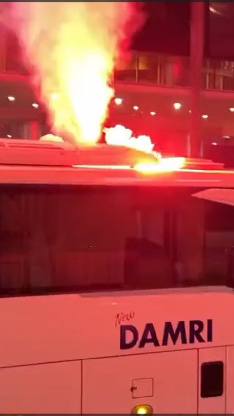 Viral Flare Menyala di Atas Bus Damri saat Suporter Rayakan Kemenangan Timnas U-19, Begini Faktanya