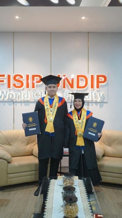 Bahagia Diizinkan Lanjut S3, 8 Foto Kompak Chacha Frederica Ketika Wisuda S2 Bersama Sang Suami