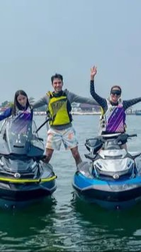 Potret Darius Sinathrya Liburan Bareng Keluarga ke Pulau Bidadari, Seru Banget Main Jet Ski Bareng