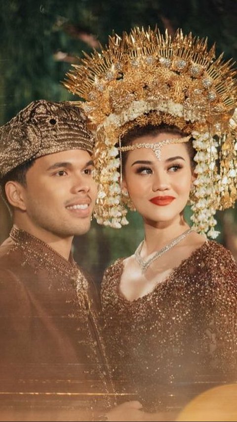 Portrait of a Beautiful Artist Wearing Suntiang When Getting Married