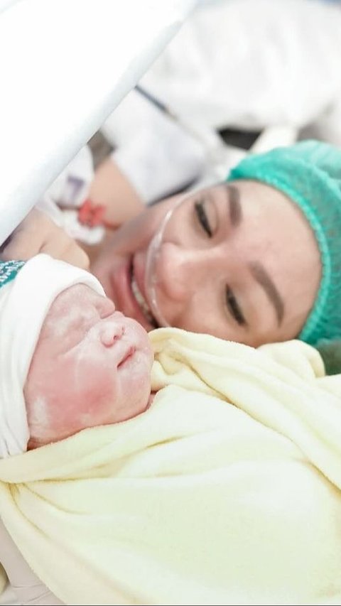 Tengku Dewi Gives Birth to Her Second Child, Andrew Andika Also Accompanies