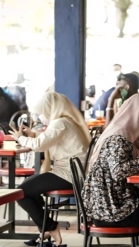 The Chicken is Tough, the Broth is Less Tasty but the Stall is Always Crowded, the Suspicious Ustaz is Shocked to Find a Strange Frame Stuck to the Wall