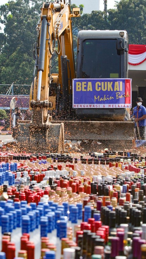 FOTO: Penampakan Jutaan Batang Rokok dan Ribuan Miras Ilegal Senilai Ratusan Miliar Rupiah Dimusnahkan Bea Cukai