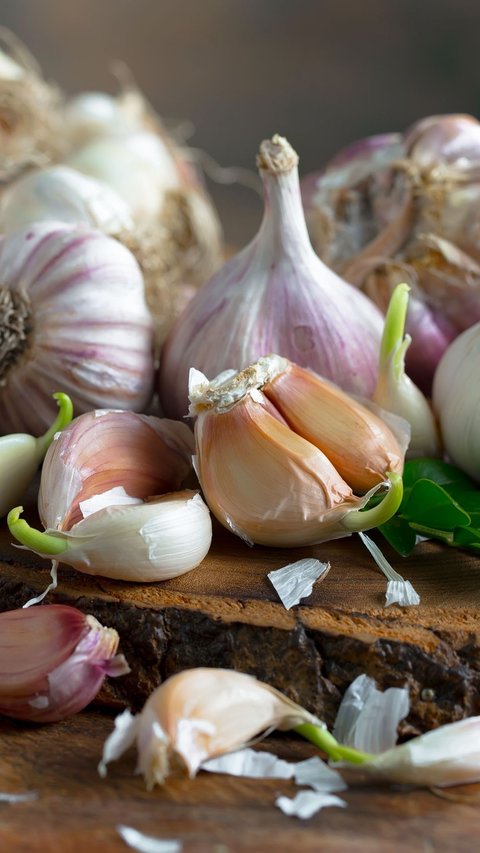 Garlic Often Spoils, Try This Trick When Storing It