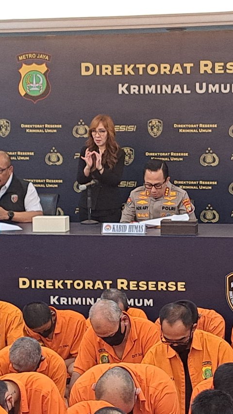 Penampakan Puluhan Tersangka Judi Sabung Ayam, Berbaju Tahanan Orange dan Tertunduk Lesu