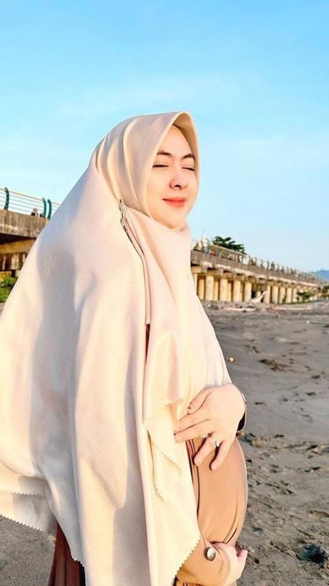 Makin Cantik Menawan, Potret Shindy Kakak Ria Ricis Pamer Baby Bump di Kehamilan Kedua - Aura Bumil Begitu Terpancar