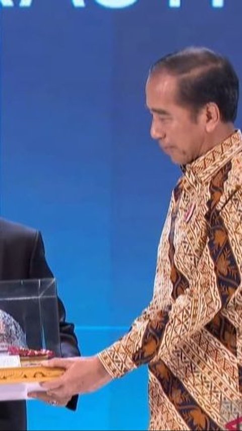 Jokowi Terima Penghargaan Bapak Konstruksi Indonesia