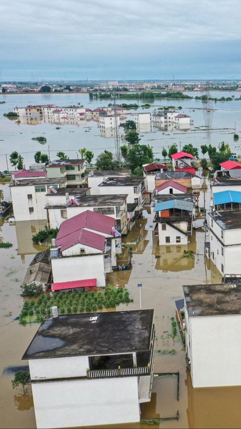 FOTO: Terjangan Hujan Deras dan Banjir Nyaris Tenggelamkan China Selatan