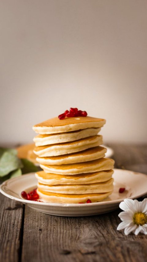 Easy Buttermilk Pancake Recipe in 2 Versions: Classic and Vegan