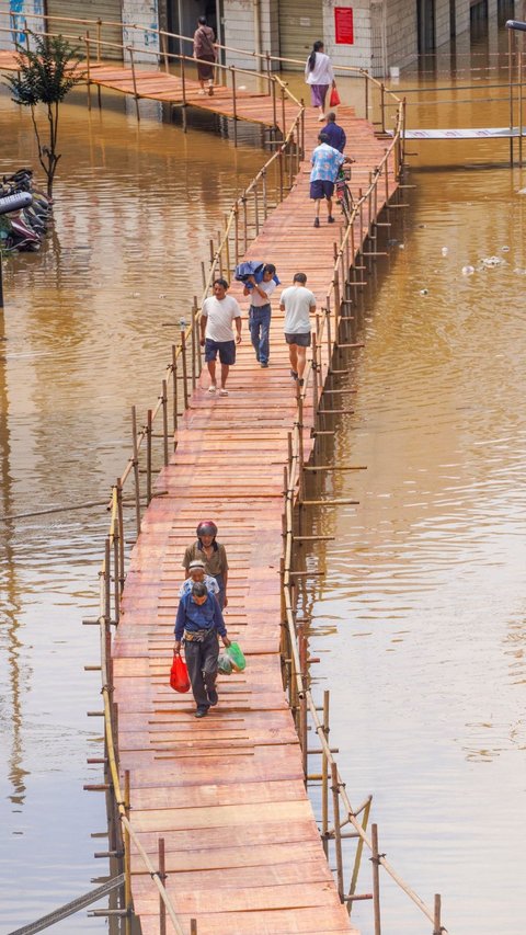 FOTO: Cara Unik China Sambung Jalur yang Lumpuh Akibat Banjir Parah Melanda Jiangxi
