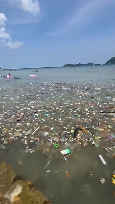 Tourists Disappointed When Visiting Pasir Putih Beach in Lampung, Expensive but Full of Trash
