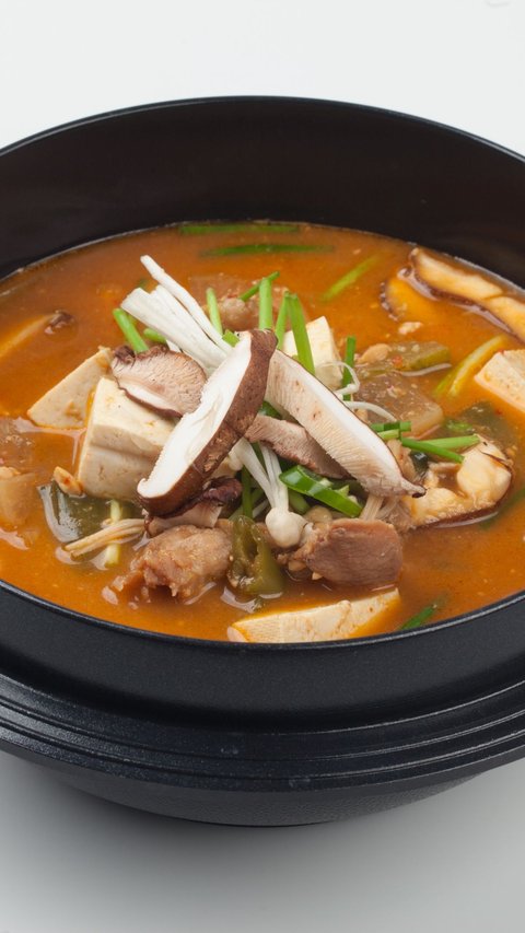 Recipe for Spicy Miso Soup, Perfect for Warming Up During Rainy Season