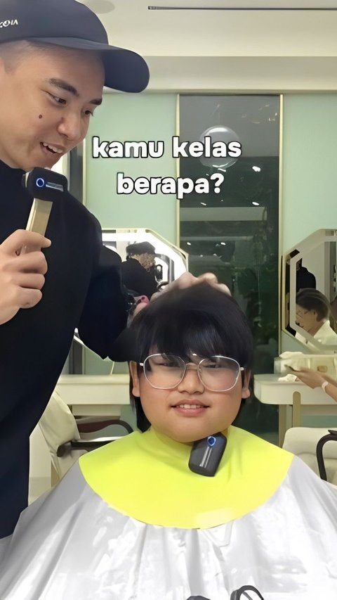 Portrait of 'Sultan' Kid from Surabaya, Getting Haircut in Jakarta Guarded by 4 Aides