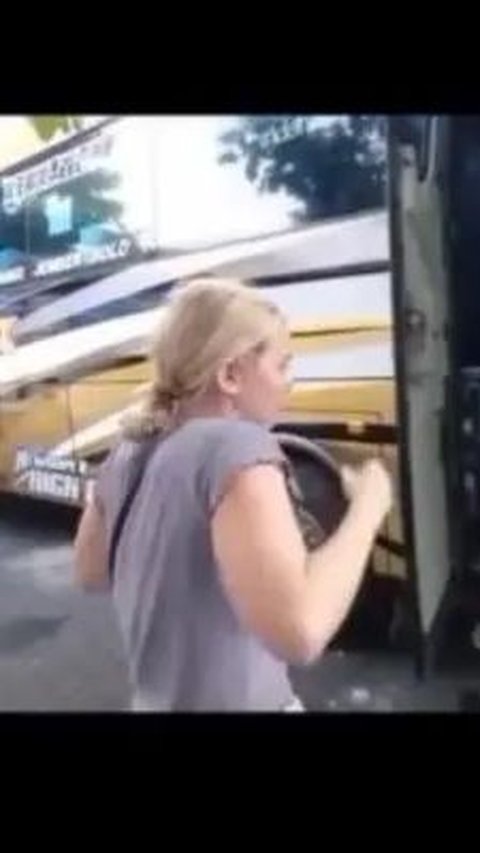 Viral Seorang Pria Tanyai Bule saat Mau Naik Bus, Bahasa Inggrisnya Logat Jawa