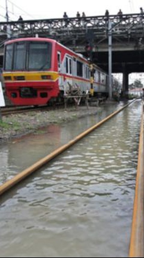 Banjir Rendam Rel Kereta Kebayoran-Pondok Ranji, Perjalanan Terlambat