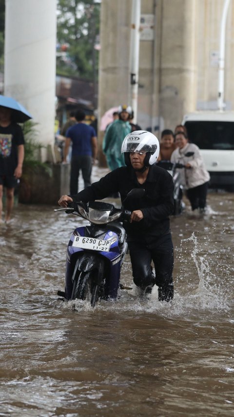 FOTO: Kondisi Jalan Ciledug Raya Terendam Banjir Usai Diguyur Hujan Deras Sejak Pagi