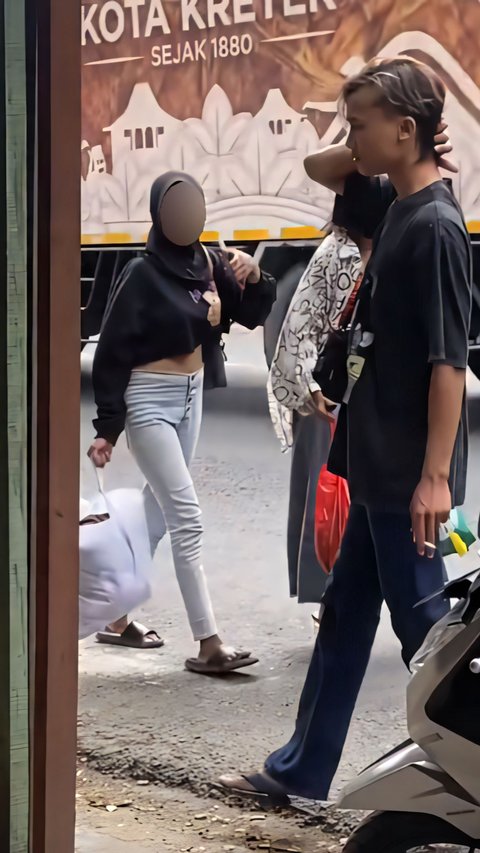 Viral! Video Girl Wearing Hijab Riding Bus with Crop Top Confuses Conductor, Netizens: 'Her Religious Deeds Also Got Cropped'