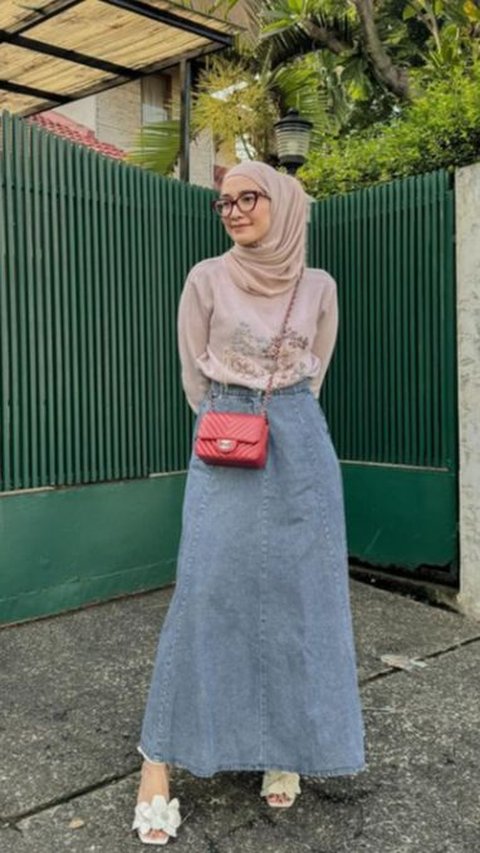 Inspiration 2 Fashionable Styles with Mega Iskanti's A-line Jeans Skirt