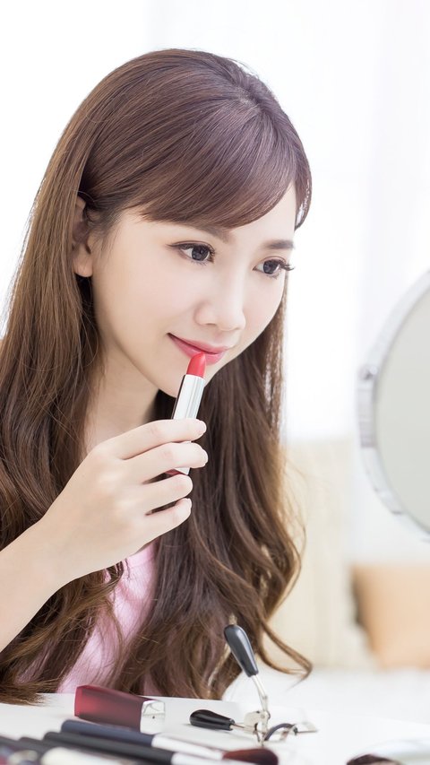 Use Lipstick like a Professional MUA to Make Quick-Fading Products Last Longer