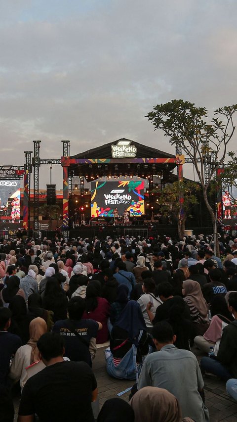 FOTO: Semarak Gelaran Pertamina Weekend Fest 2024 Dipadati Ribuan Pengunjung Muda Mudi