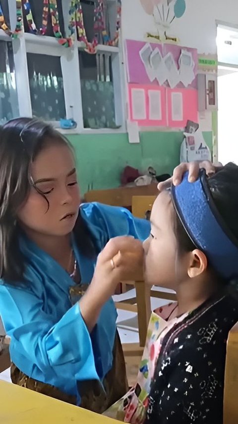 Viral Kindergarten Child Dresses Up His Friend for a Performance, the Result is Astonishing