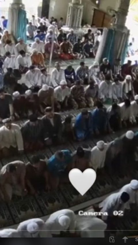 Moment of a Child Remembering His Father Who Passed Away in the Last Prostration of Friday Prayer: I Miss You