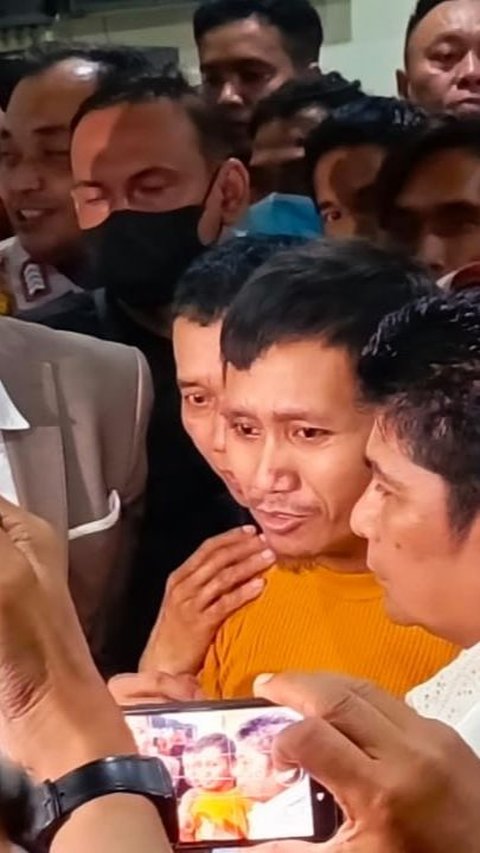 Momen Pegi Setiawan Sujud di Kaki Ibunda Usai Bebas dari Polda Jawa Barat