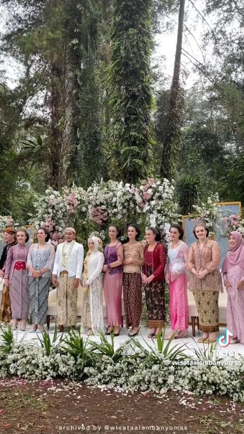 Viral, Begini Aksi Sekelompok Bule Kondangan Naik Angkot dan Pakai Kebaya Lengkap dengan Sanggul di Baturraden