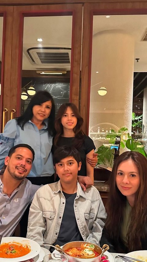 Potret Cantik London Abigail Anak Wulan Guritno & Adila Dimitri di Momen Ultah ke-14, Kedua Orang Tua Kompak Hadir