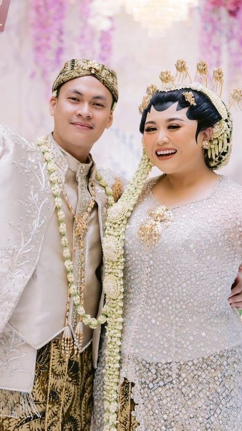 10 Unique Wedding Souvenir Photos of Clarissa Putri, Guests Competing for Vegetables & Fruits