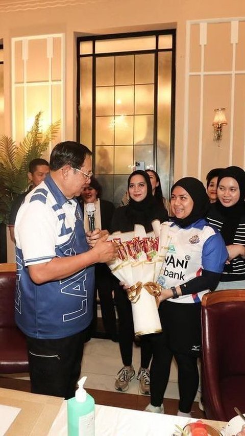 SBY Diberi Hadiah Buket Oleh Keluarga Besar Tim Voli Lavani, Isinya Bikin Warganet Terharu