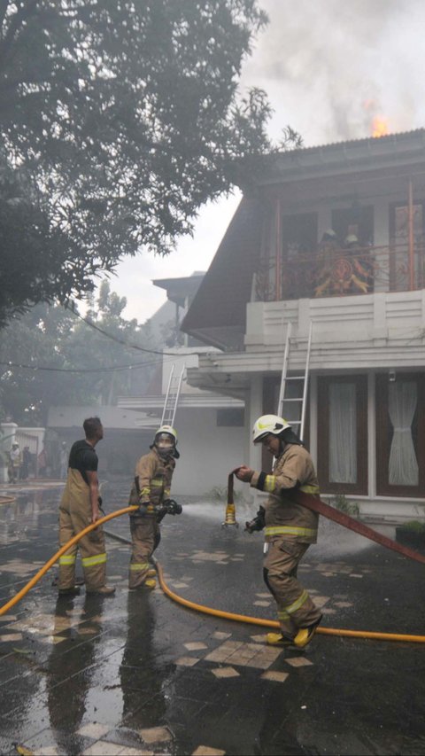 FOTO: Kebakaran Rumah Mewah di Menteng, 7 Mobil Pemadam Dikerahkan