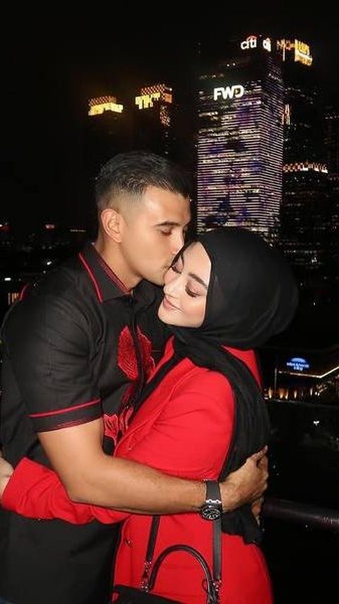 8 Portraits of Margin and Ali Syakieb's Affection at Their Birthday Celebration