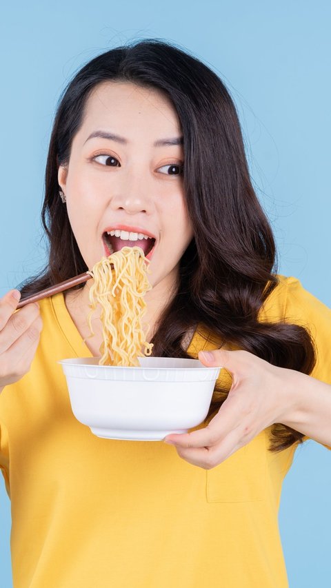 7 Dampak Buruk dari Makan Mie Instan Setiap Hari, Benarkah Bisa Buat Usus Lengket?
