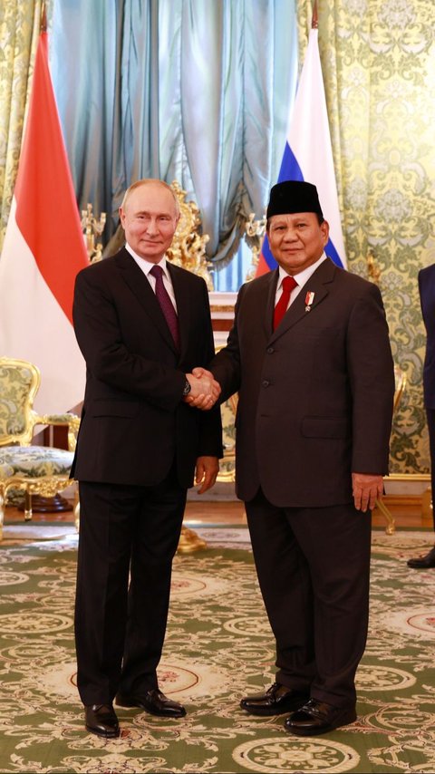 Dua Momen Akrab Prabowo Genggam Erat Tangan Presiden Putin, Berjalan Gagah Dikawal Mayor Teddy