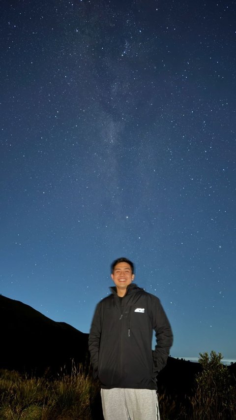 7 Potret Jerome Polin saat Naik ke Gunung Merbabu, Takjub Melihat Keindahan 'Milky Way'